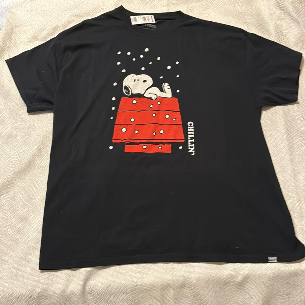 Tillys, large T-shirt with. Peanuts Christmas.